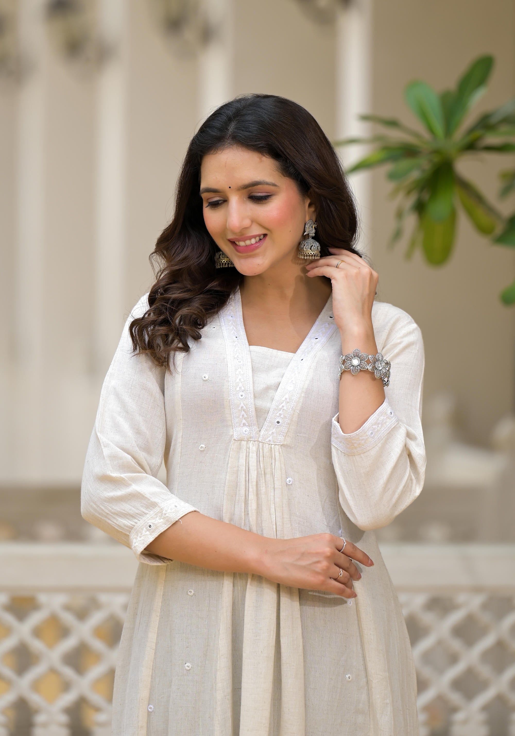 Off-White Solid Kurta With Mirror Work