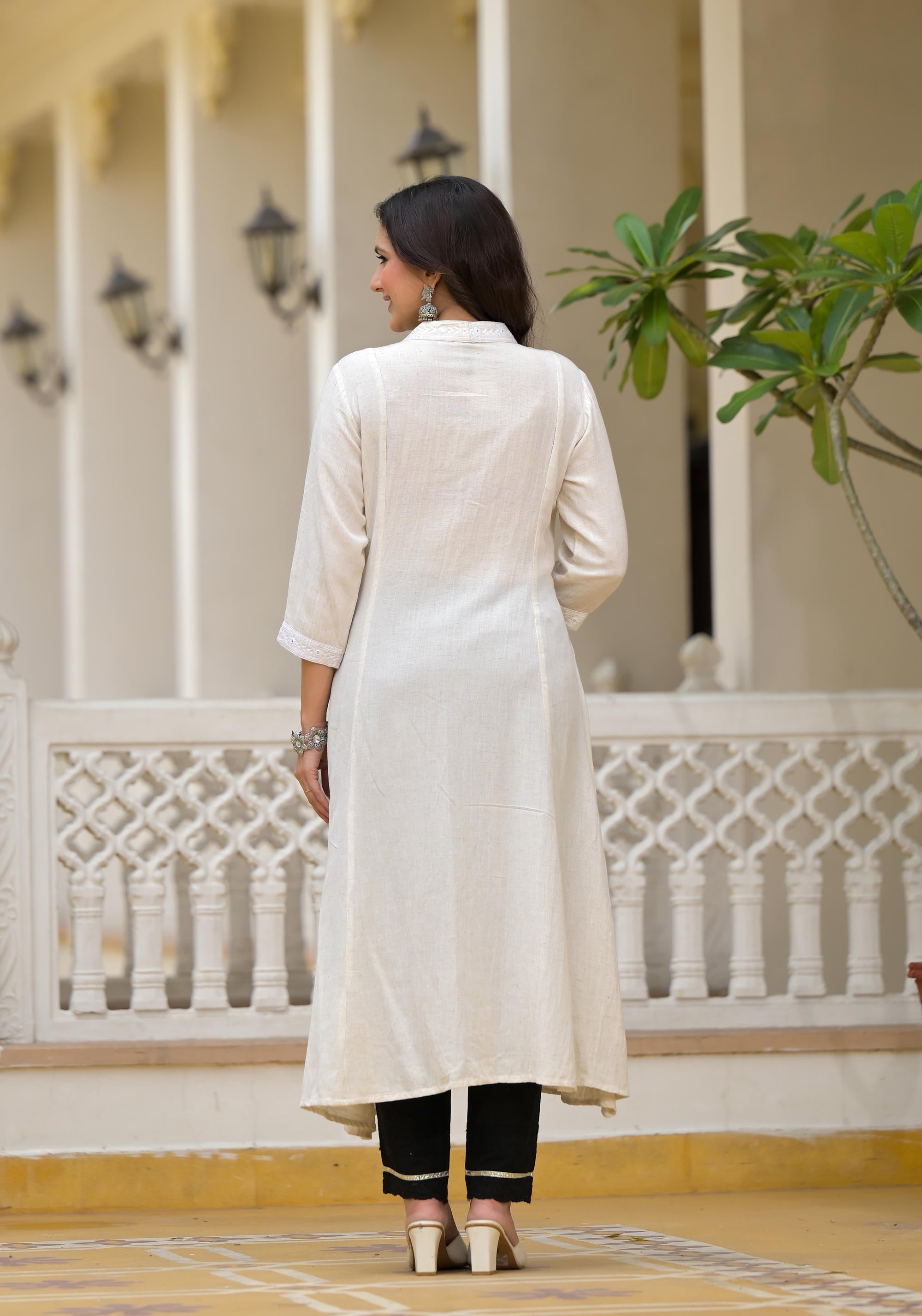 Off-White Solid Kurta With Mirror Work
