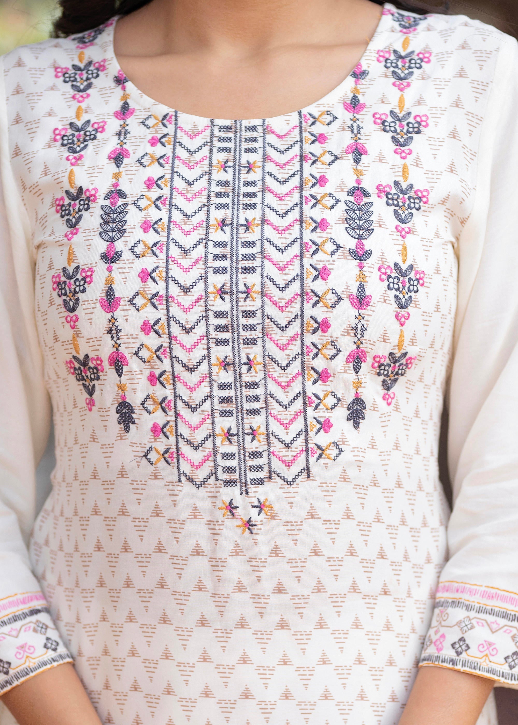 Off White Viscose Ethnic Motif Kurta With Thread Work