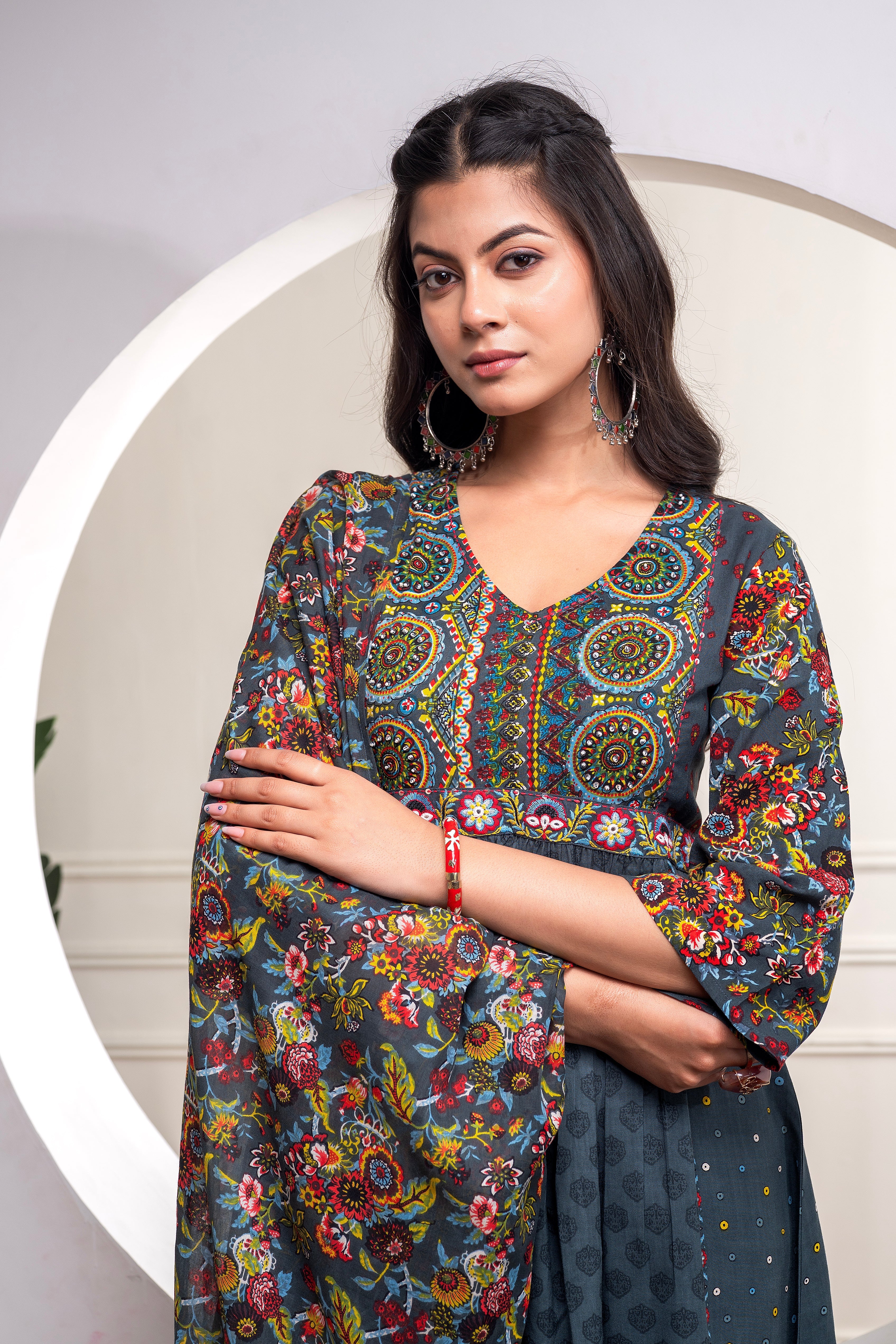 Grey Floral Viscose Kurta Pant Dupatta Set with Thread Work and Sequence