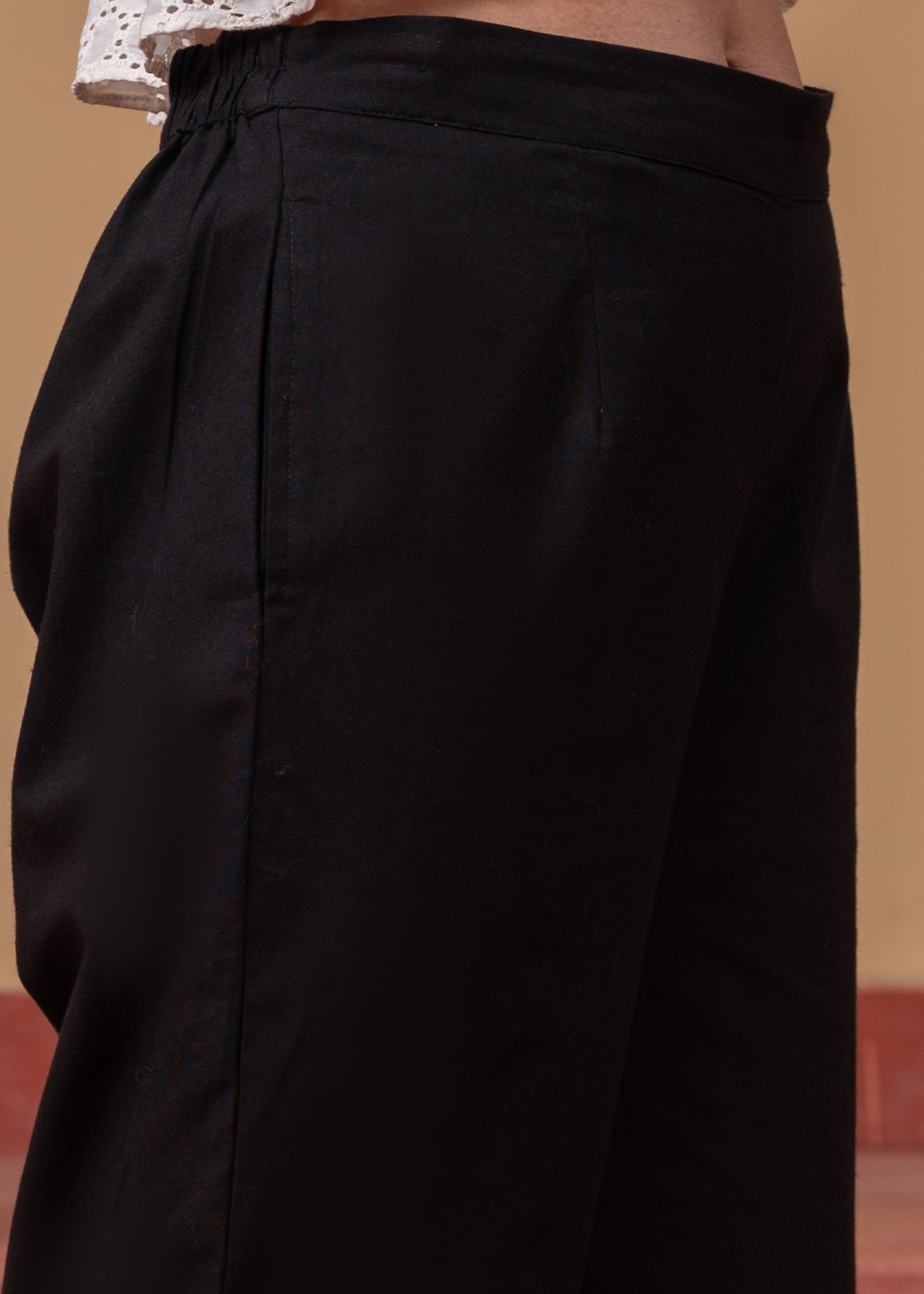 Women's Black Solid Straight Cotton Pant with Pocket