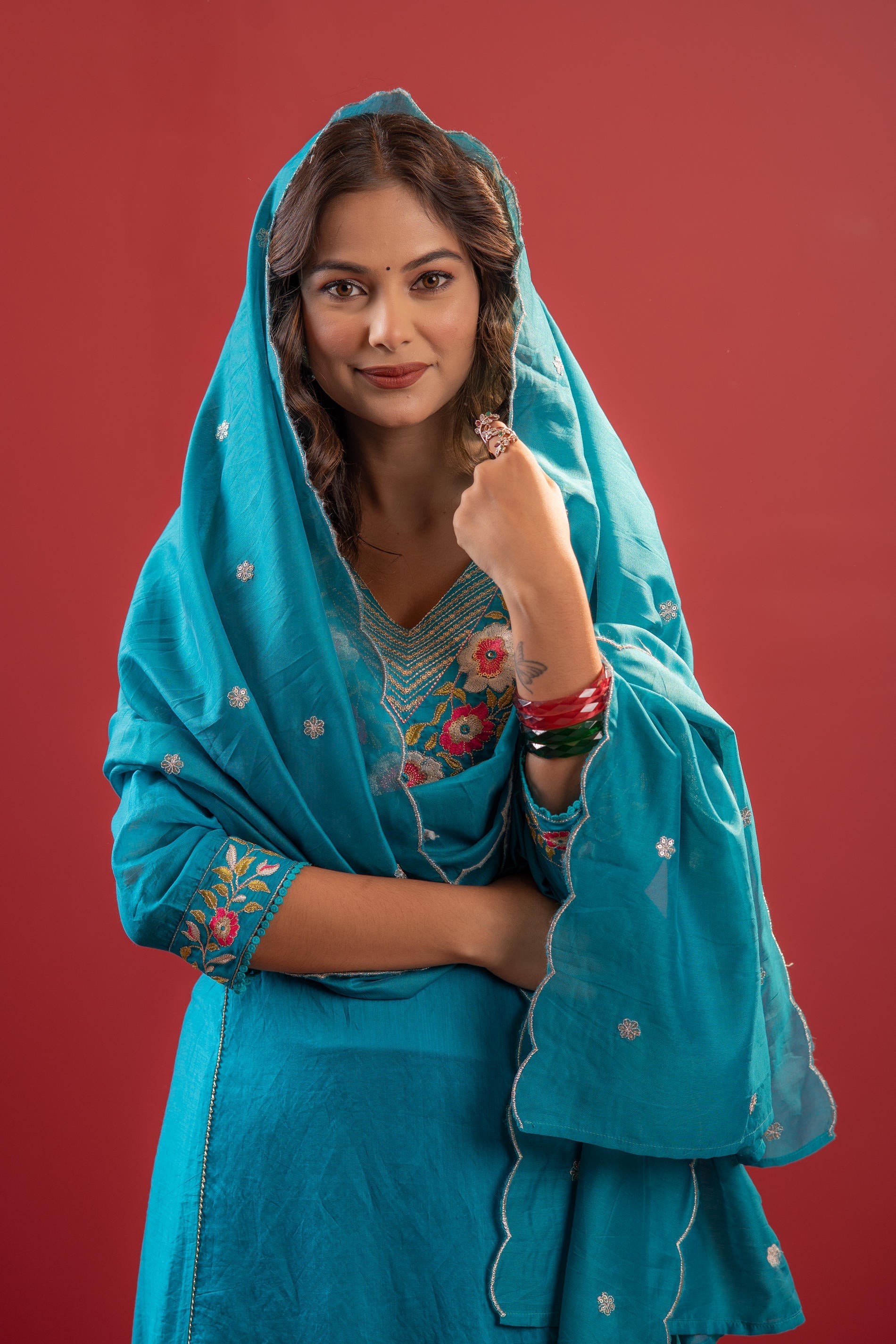 Turquoise Floral Embroidered Kurta Set With Scallop Dupatta