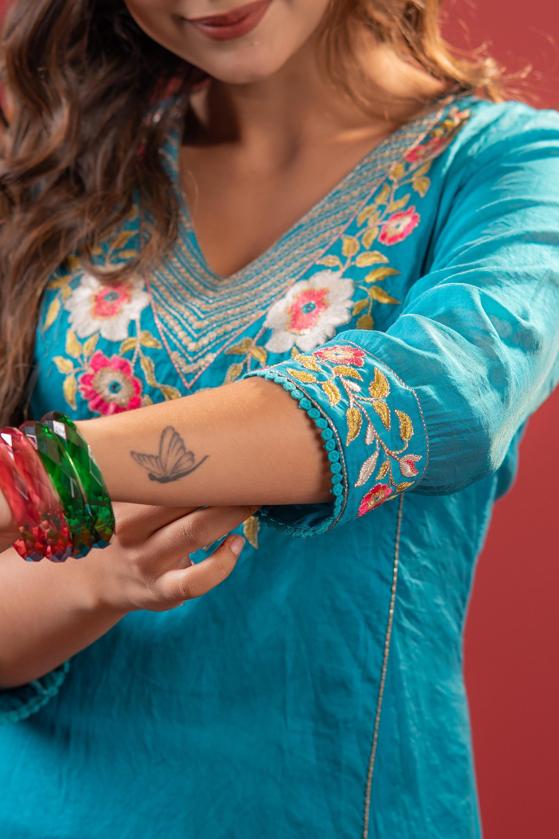 Turquoise Floral Embroidered Kurta Set With Scallop Dupatta