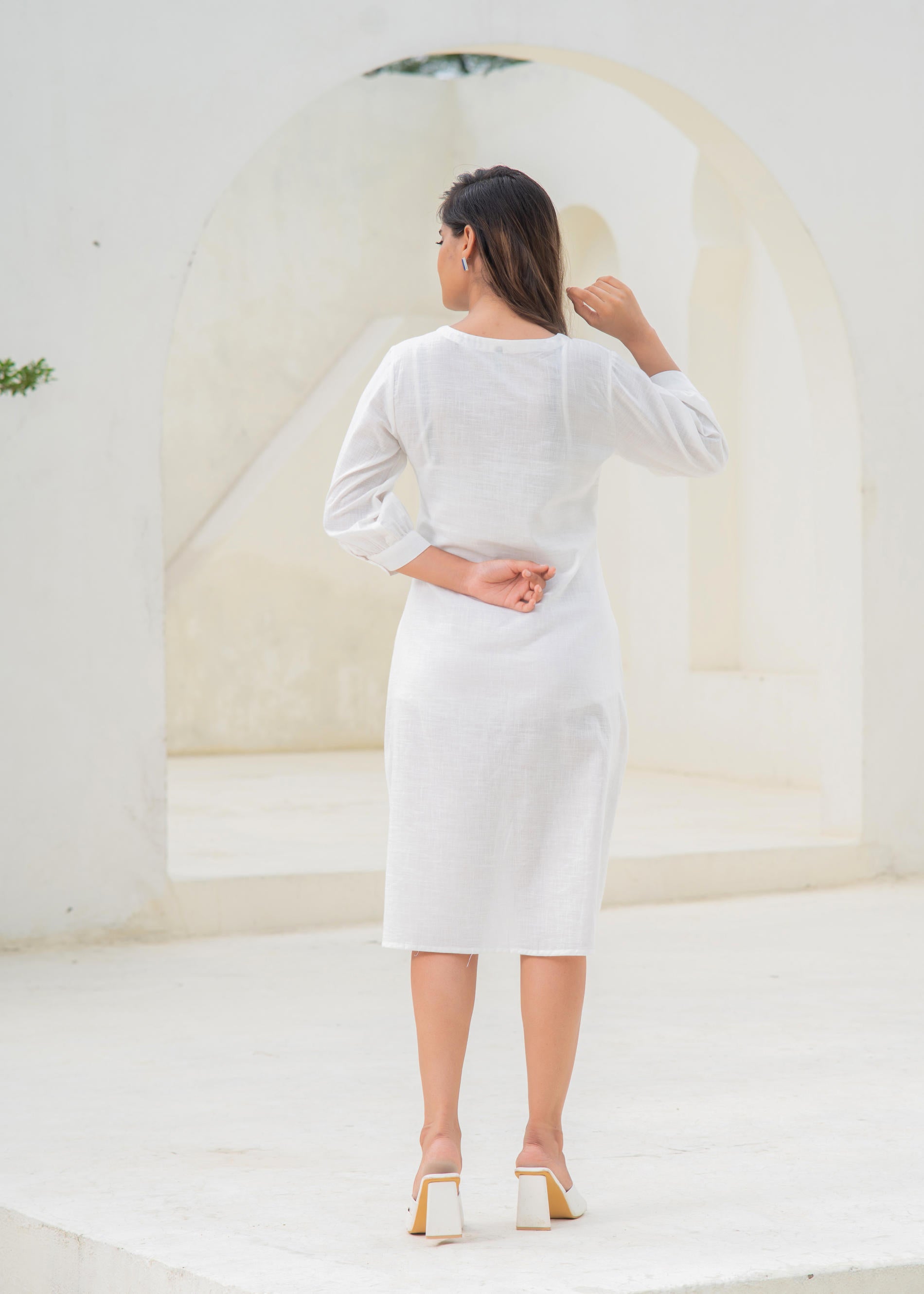 White Embroidered Animal Print Cotton Kurta – Thread Work