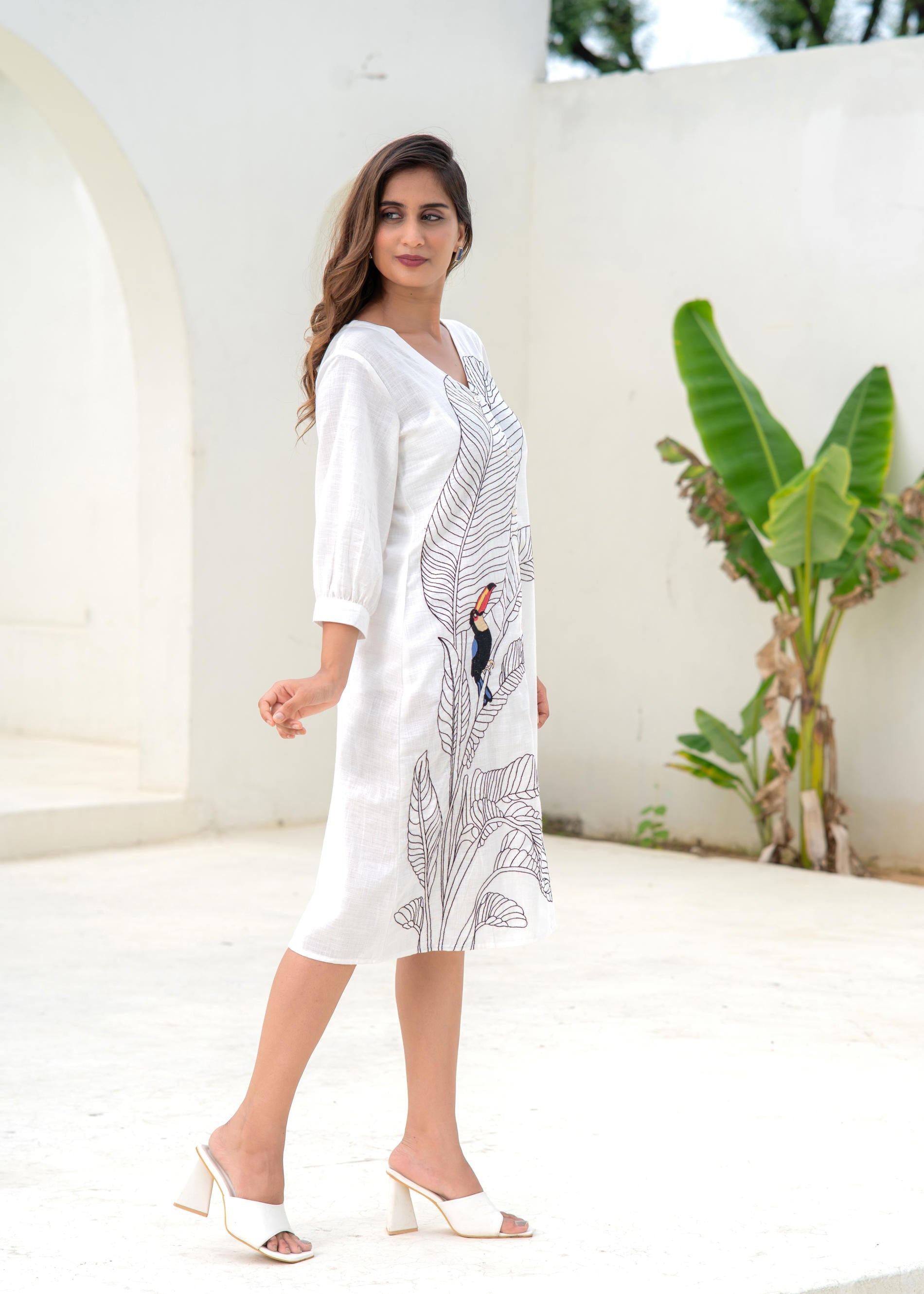 White Embroidered Animal Print Cotton Kurta – Thread Work