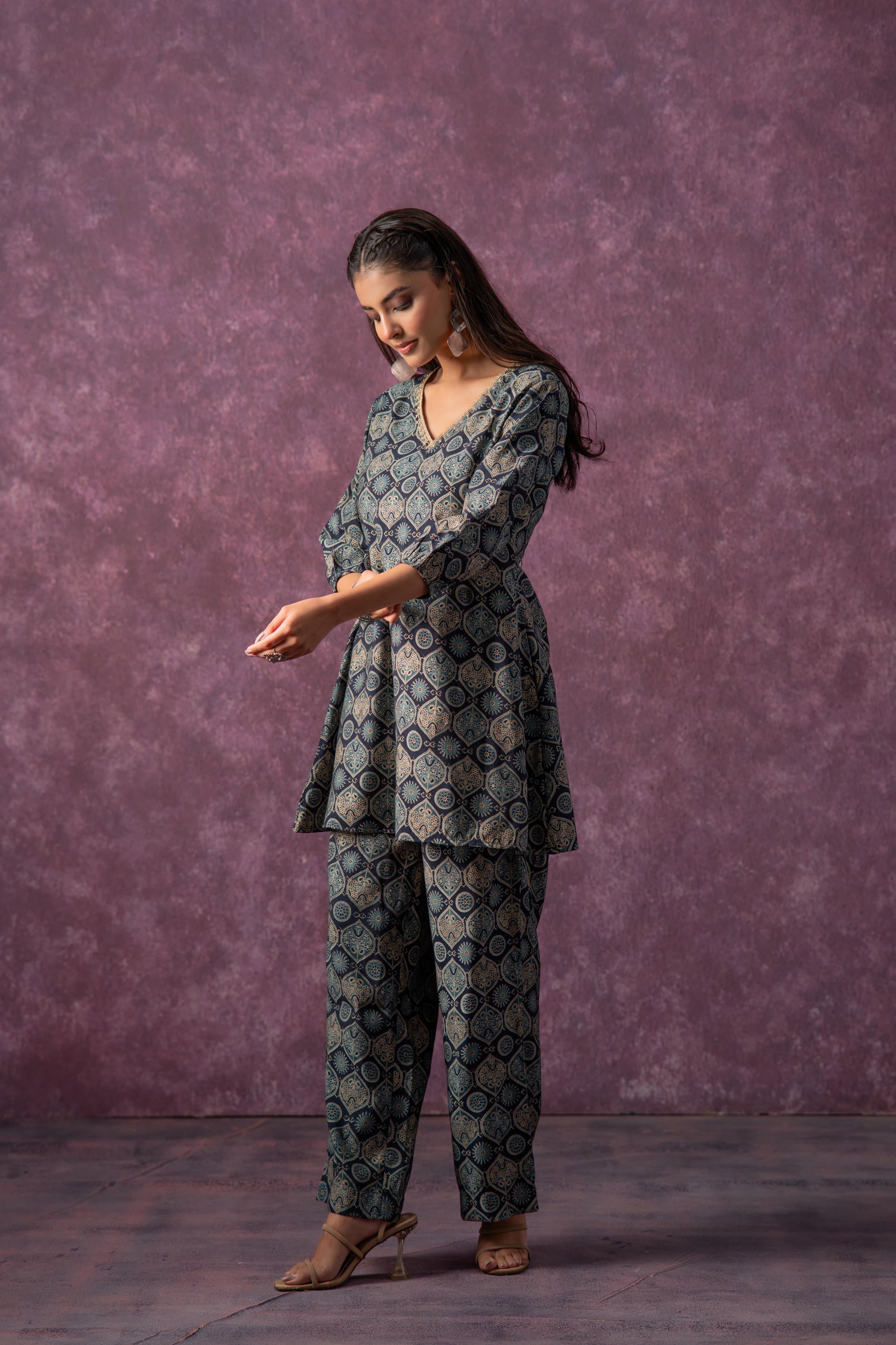 Women's Green & Black Cotton Kurta & Pants Co-ord Set with Ethnic Motifs and Zari Work