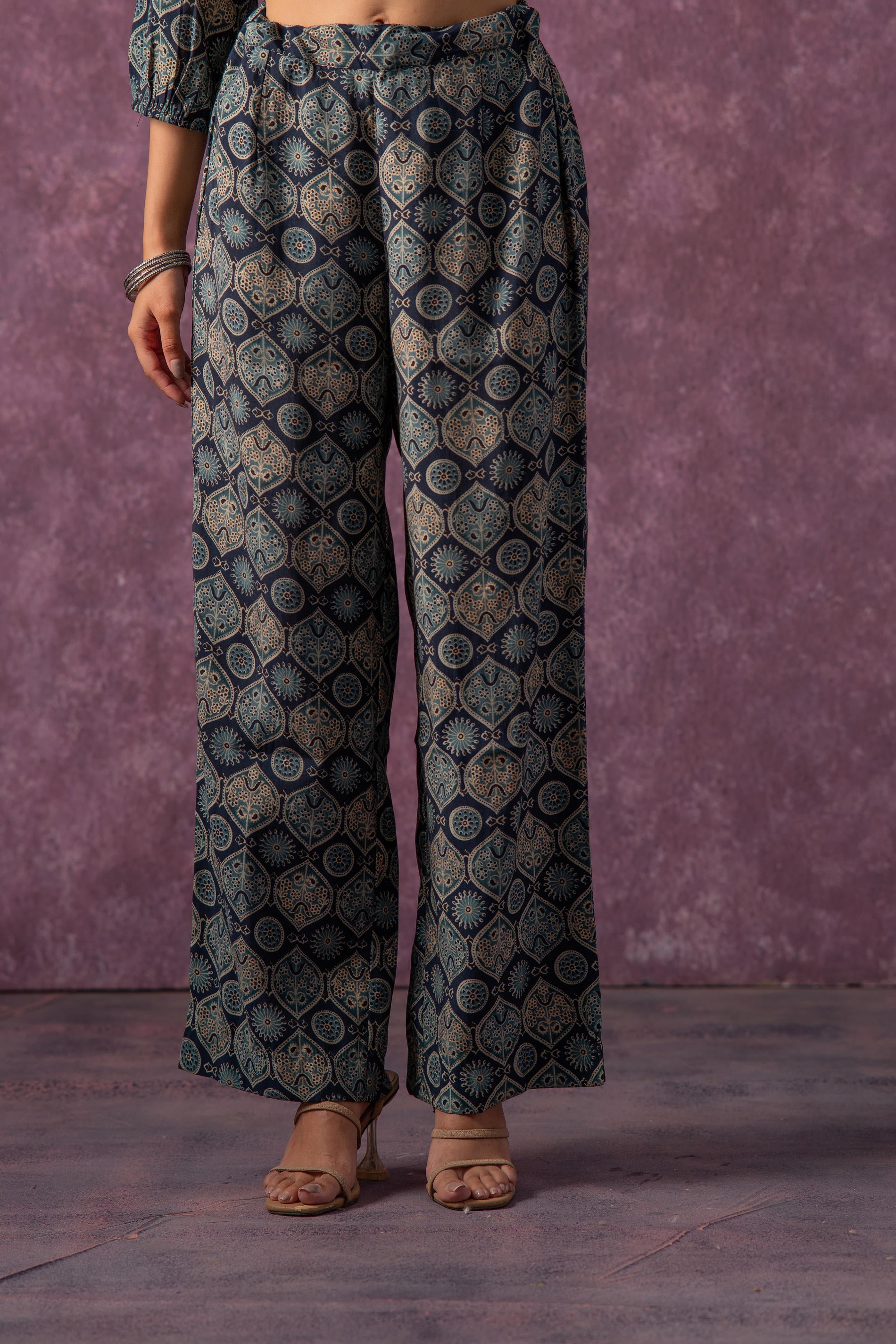 Women's Green & Black Cotton Kurta & Pants Co-ord Set with Ethnic Motifs and Zari Work