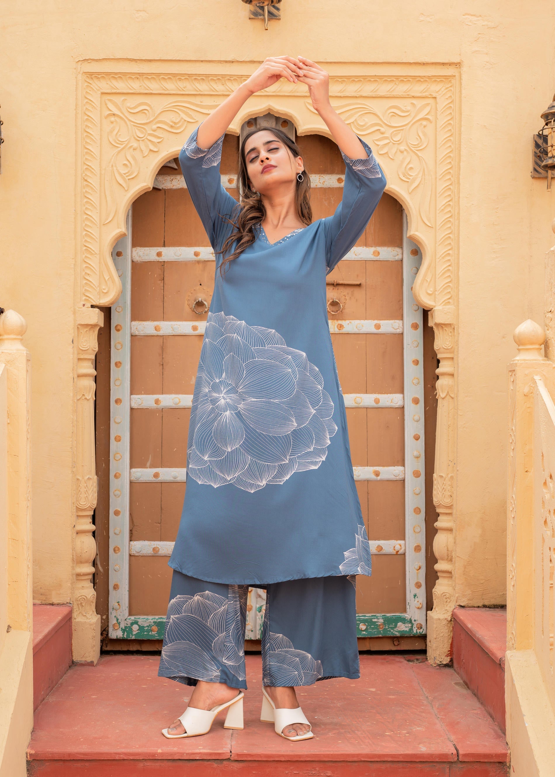 Women's Printed Blue Viscose Kurta With Pant