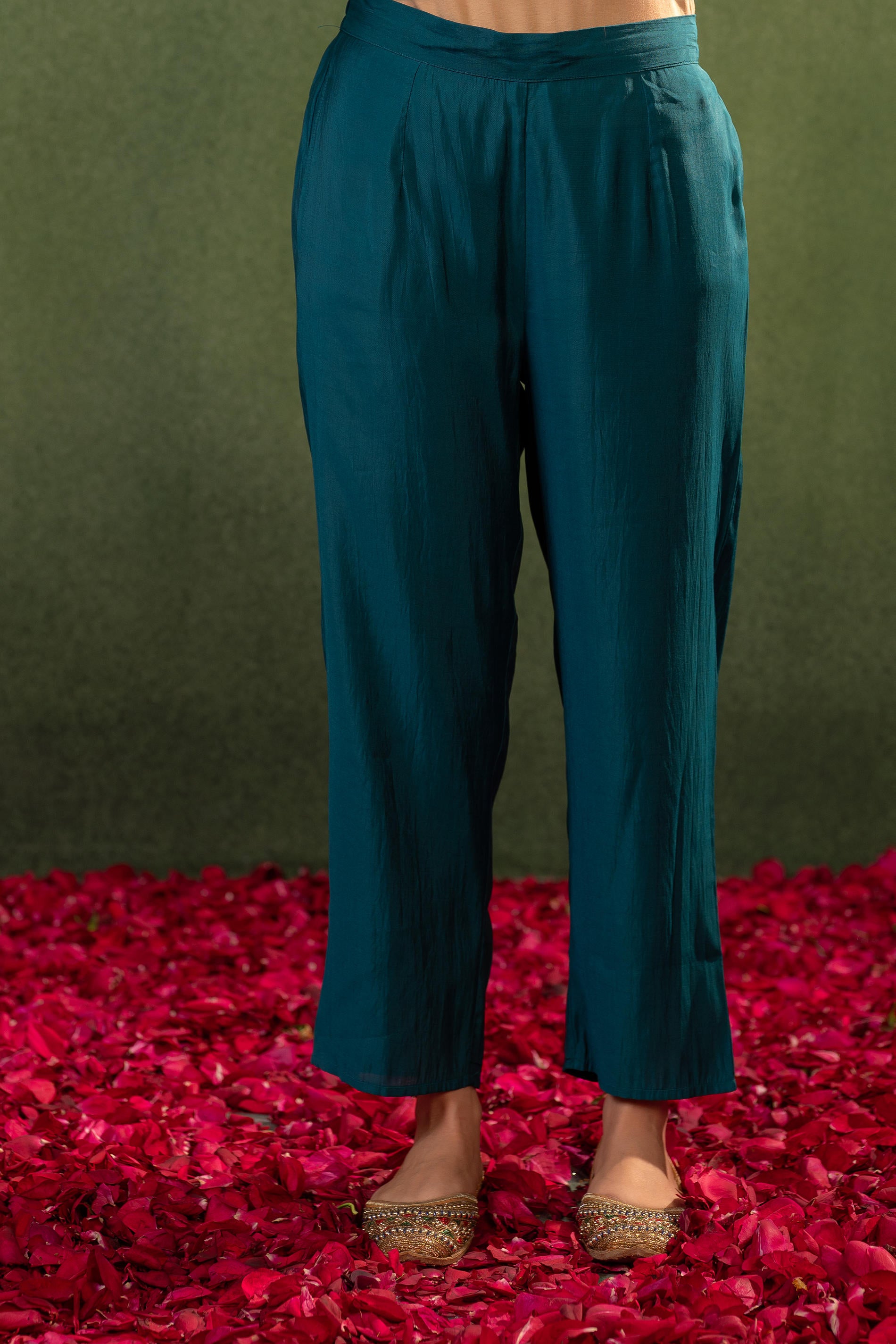 Green Floral Embroidered Kurta Set with Jacquard Dupatta