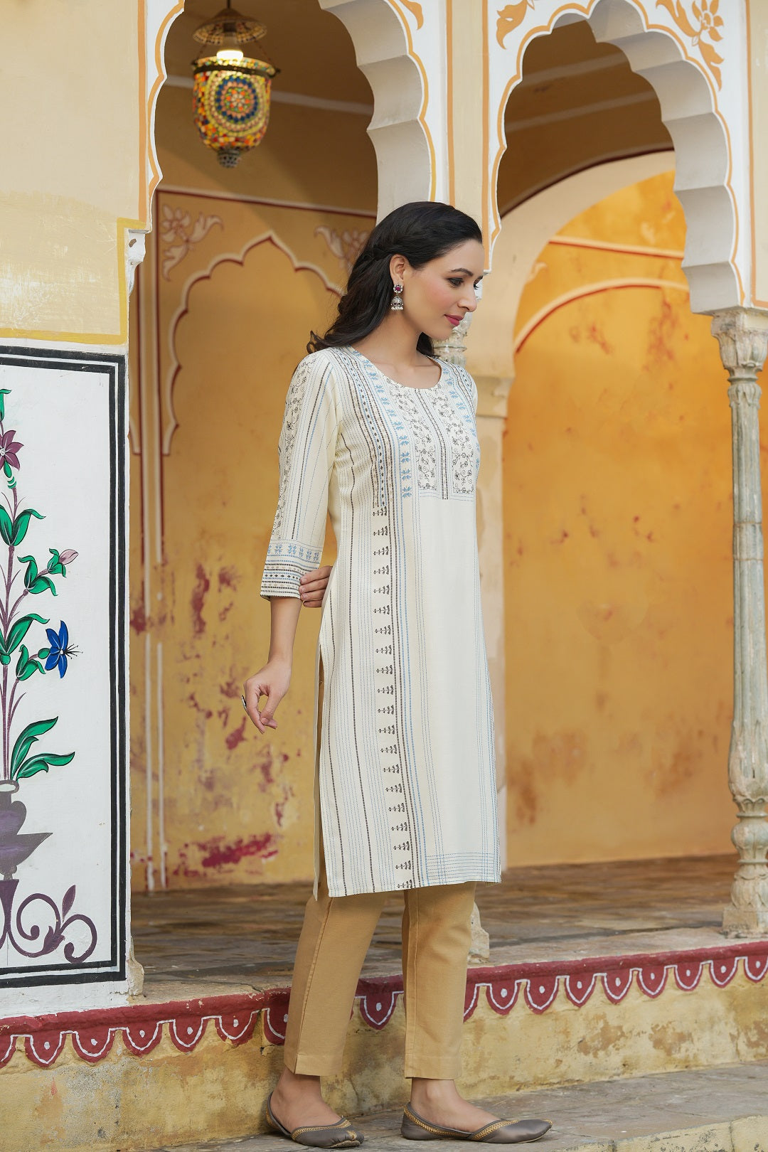 Juniper Women Off-White Rayon Floral Printed Straight Kurta