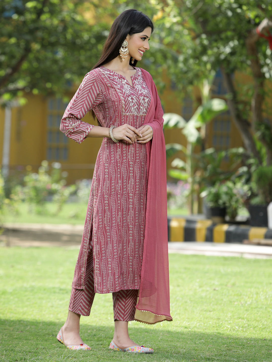 Juniper Onion Pink Ethnic Motif Printed Muslin with Zari Embroidery Kurta Pants & Chiffon Dupatta Set.