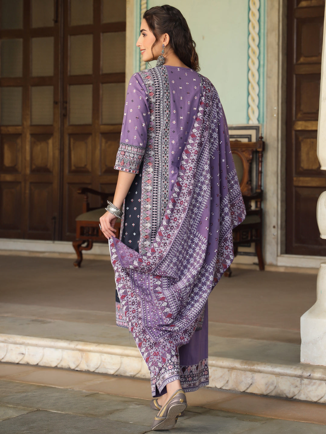 Lavender Ethnic Motif Printed Kurta Set With Thread Work