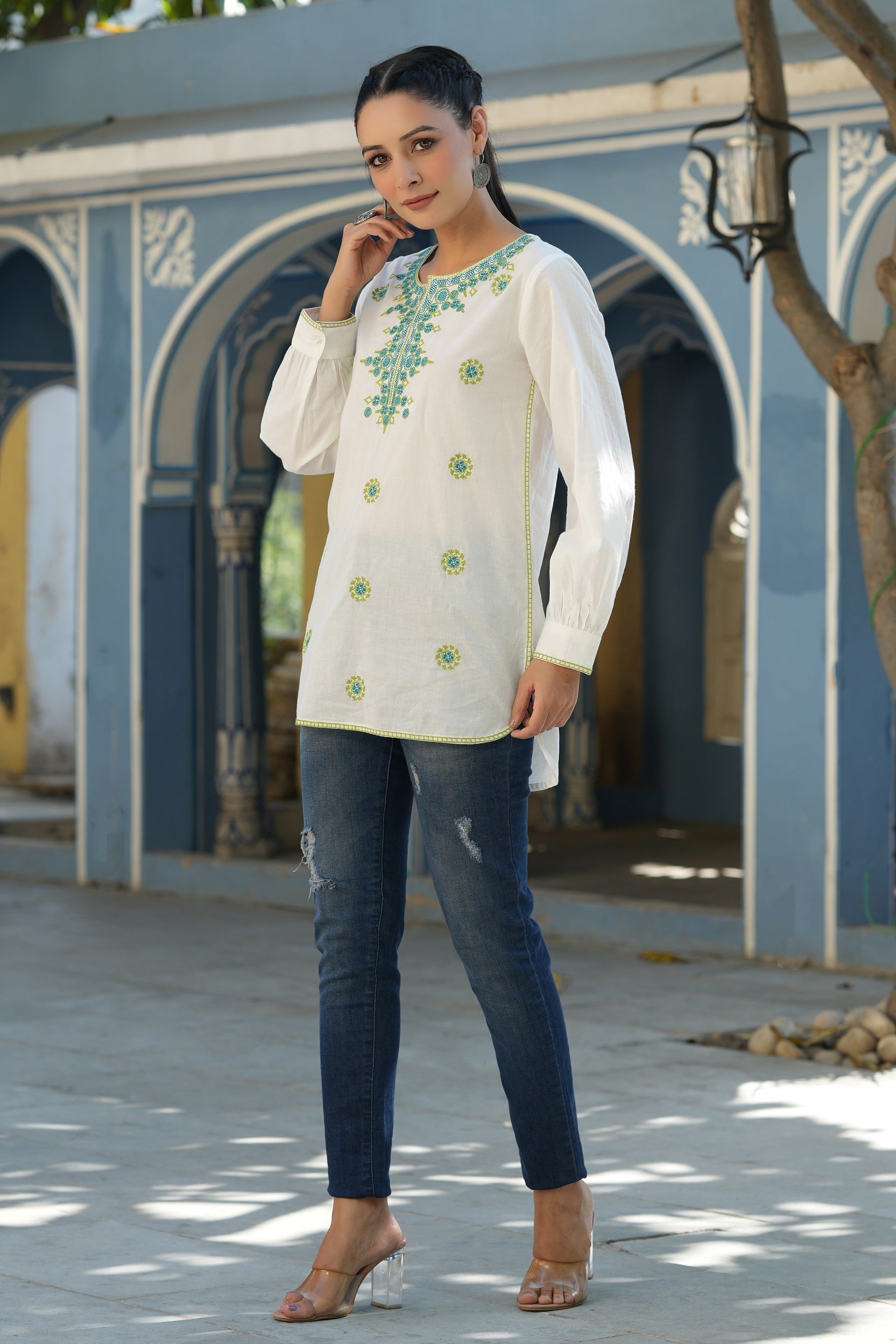 Juniper Women’s Off-White Cambric Solid Embroidered Tunic