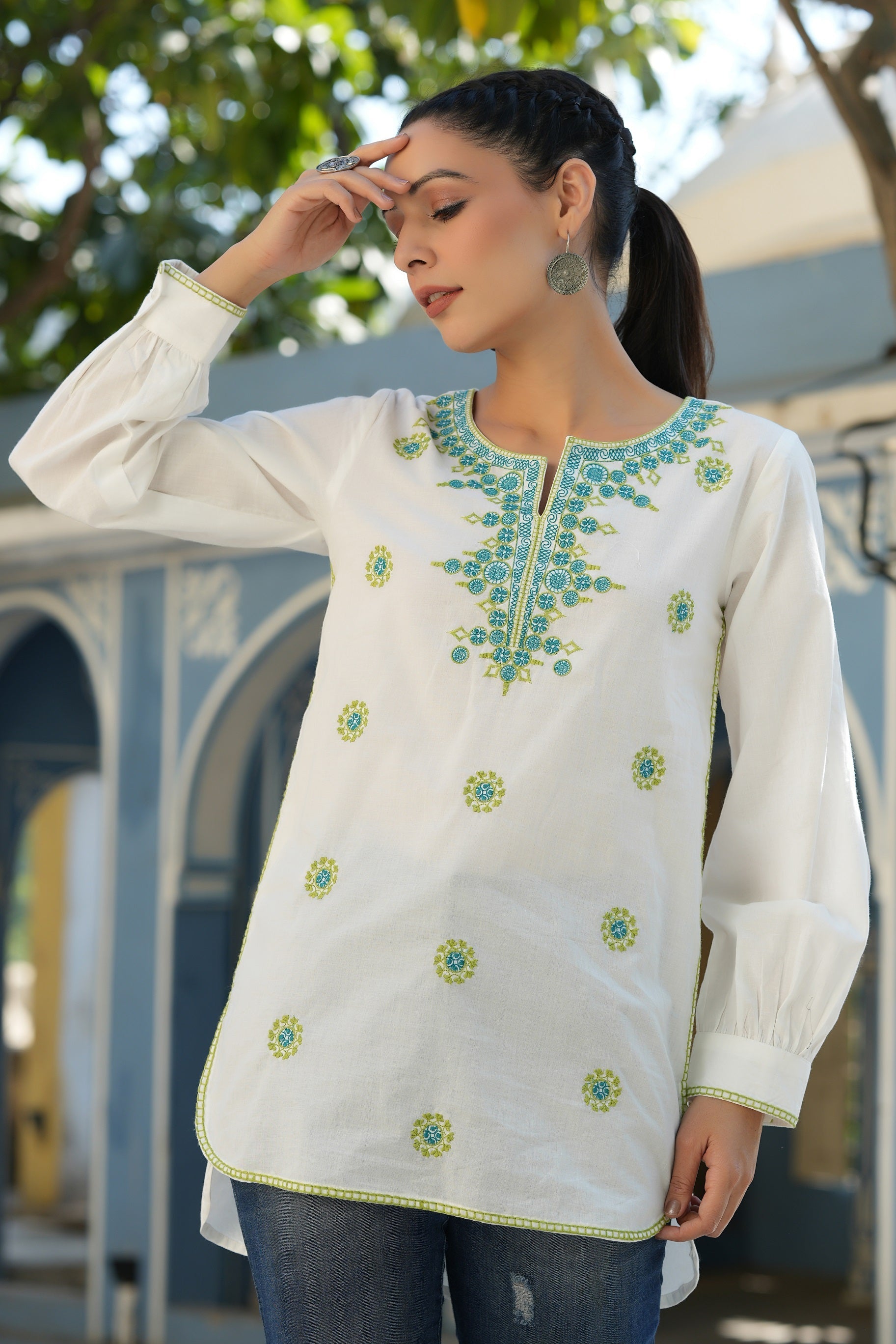 Juniper Women’s Off-White Cambric Solid Embroidered Tunic