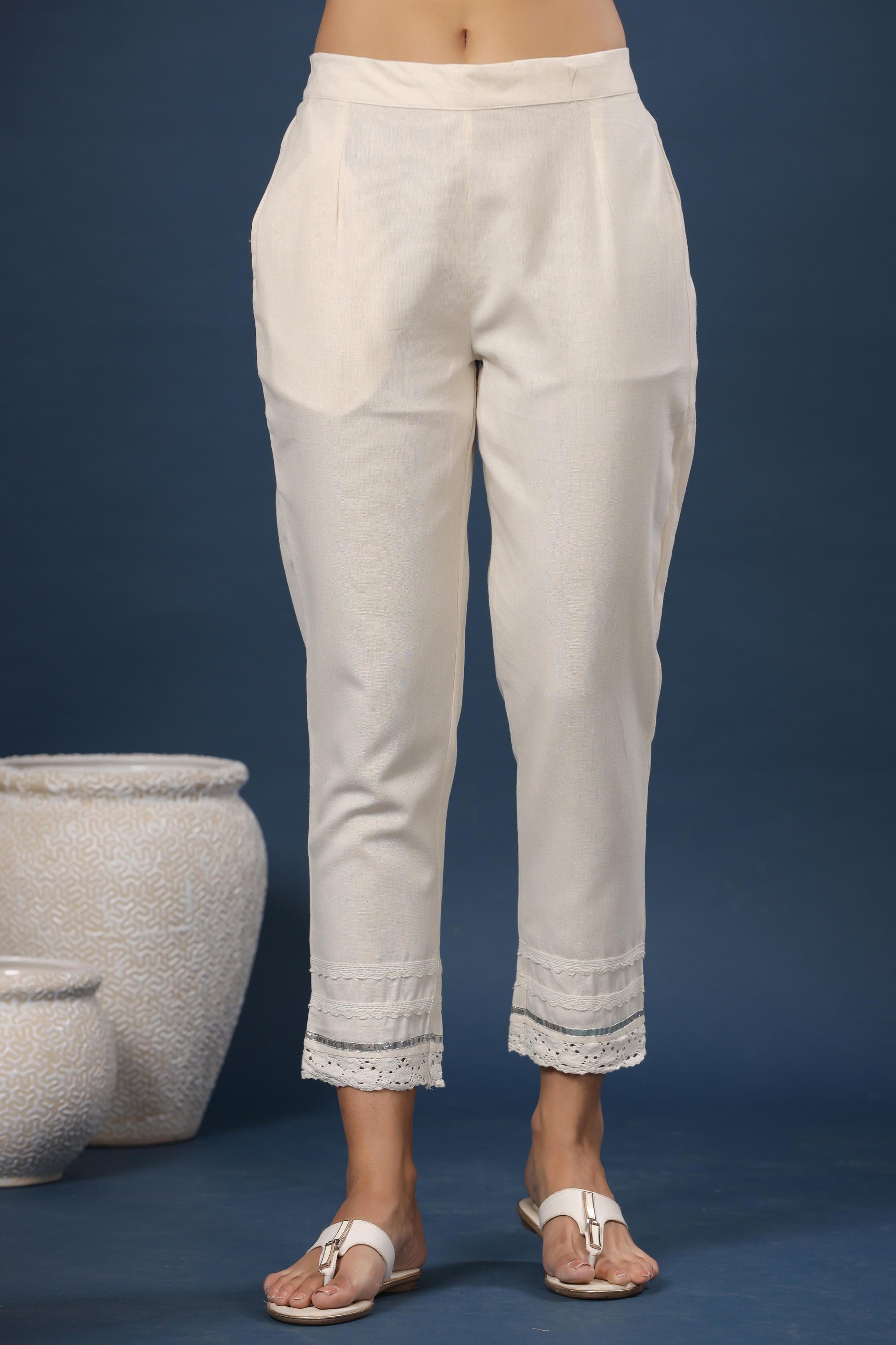 Juniper Off-White Solid Cotton Flex Slim Fit Women Pants With One Pocket