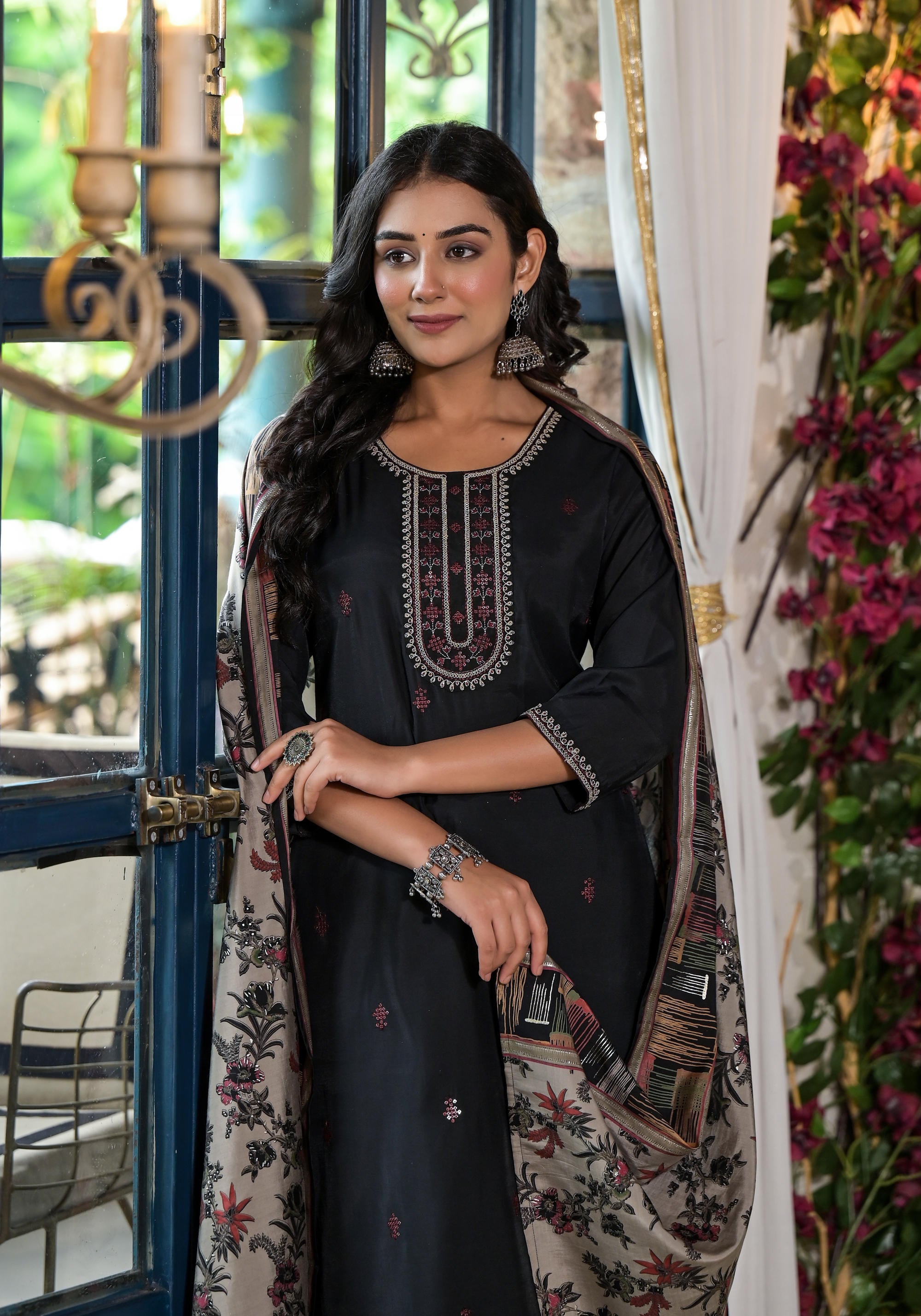 Black Solid Viscose Kurta Pant And Dupatta Set With Zari & Thread Work