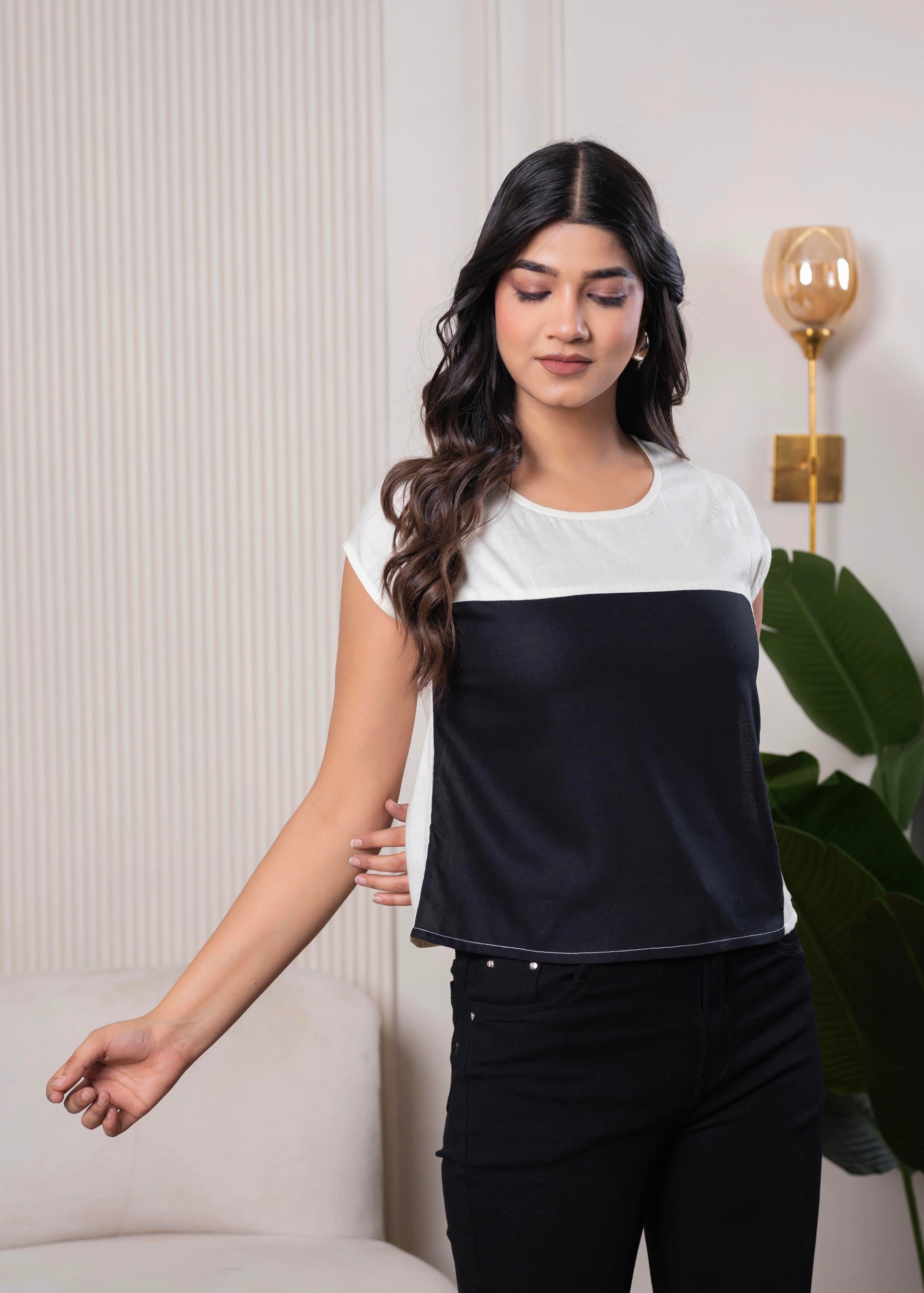 Lamora Off-White & Black Colorblock  Casual Top