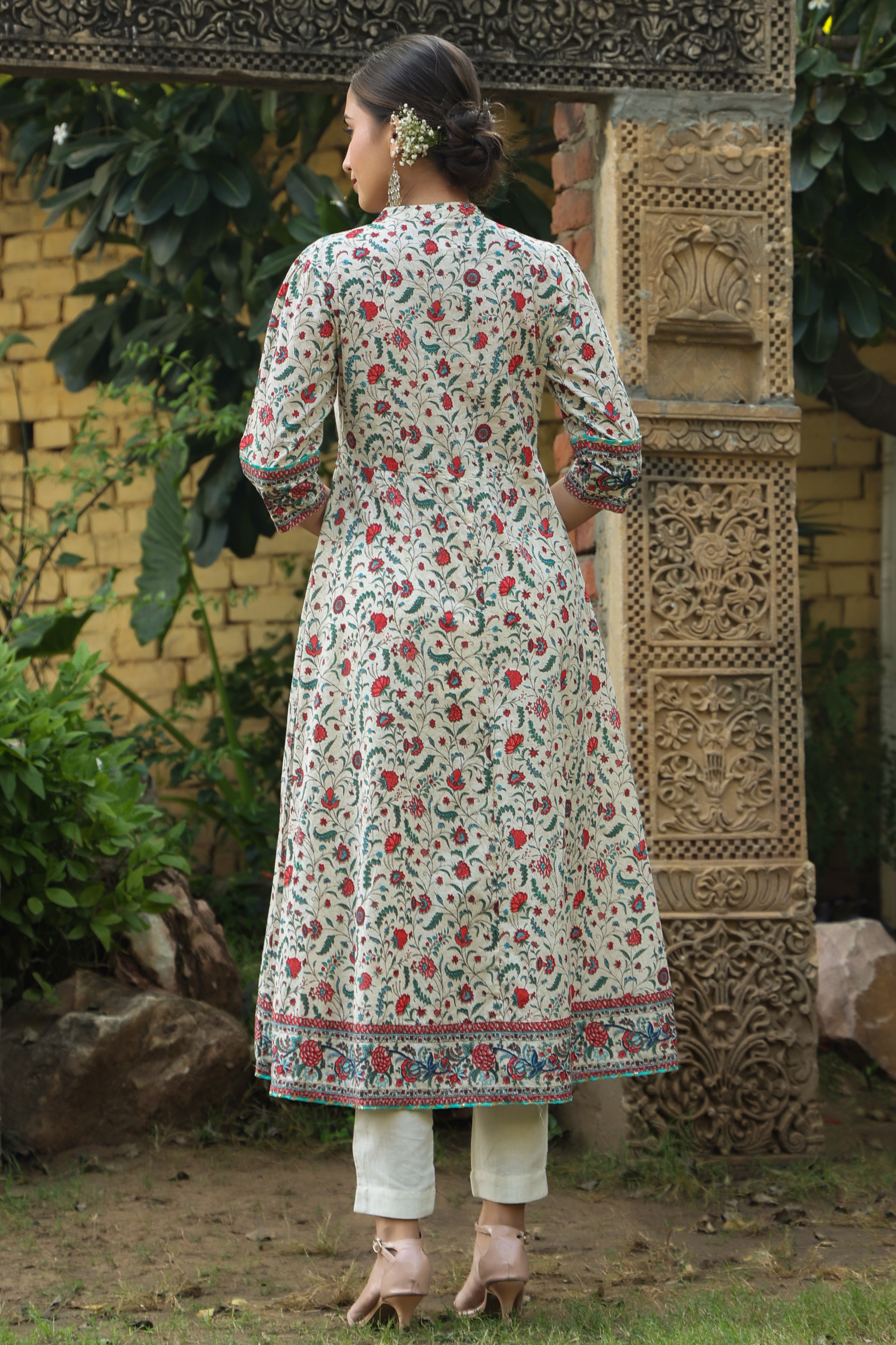 Juniper Beige Cambric Floral Print Panelled Kurta With Mask